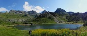 14 Distesa di giallo senecio in riva al Lago Rotondo con vista su Aga-Rondenino-Diavolo-Grabiasca 